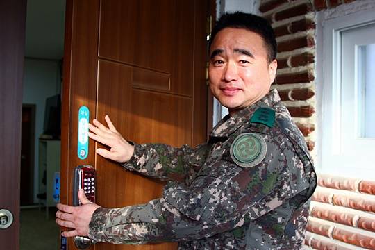 돌풍연대 연대장실에 관심을 당기세요 행복밀당스티커를 붙이는 최창학 연대장.