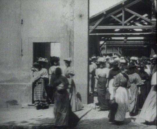 뤼미에르 형제가 1895년 찍은 무성영화 ‘리옹의 뤼미에르 공장 문을 나서는 노동자들’. 하룬 파로키는 이 장면을 포함해 영화사 110년의 명작 속에 등장하는 퇴근 장면들을 모아 ‘110년간의 공장 문을 나서는 노동자들’(2006)을 만들어 노동의 의미가 무엇인지 묻는다. 국립현대미술관 제공