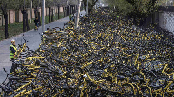 중국의 공유자전거 업체 ‘오포’가 경영난에 빠진 뒤 버려진 자전거가 거리에 산더미처럼 쌓여있다. / 시투