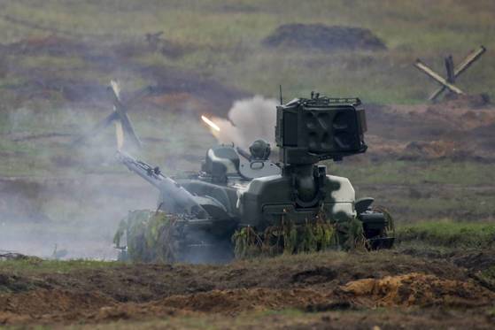 2017년 러시아 퉁구스카 대공 자주포에서 미사일이 발사되고 있다. [연합뉴스]