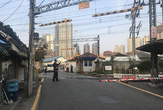 용산역 근처 경의선과 중앙선이 오가는 백빈건널목은 삶에 지친 주인공 지안과 동훈이 달리는 기차를 바라보며 잠시 머무는 곳이다.