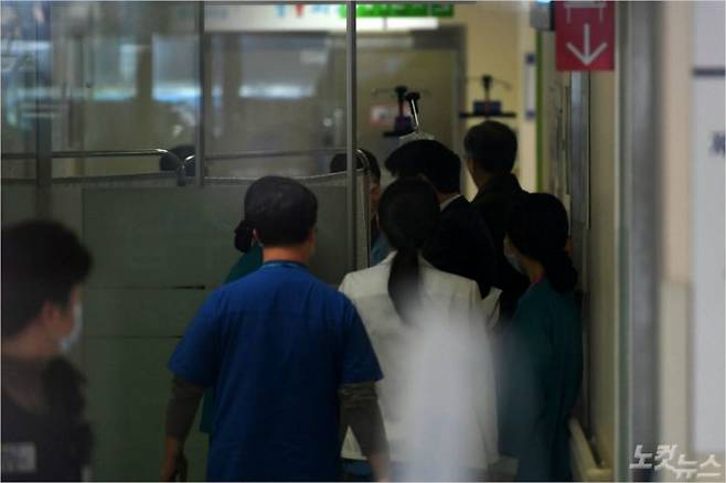 지난 3일 오후 극단적인 선택을 암시하는 문자를 남기고 잠적했다 경찰에 발견된 신재민 전 기획재정부 사무관이 후송된 서울 동작구 보라매 병원 응급실이 분주한 모습을 보이고 있다. 이한형 기자/자료사진
