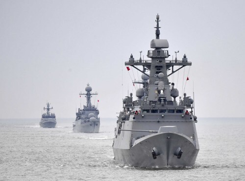 한국 해군 함정들이 4일 서해에서 실시된 해상기동훈련에 참가하고 있다. 해군 제공
