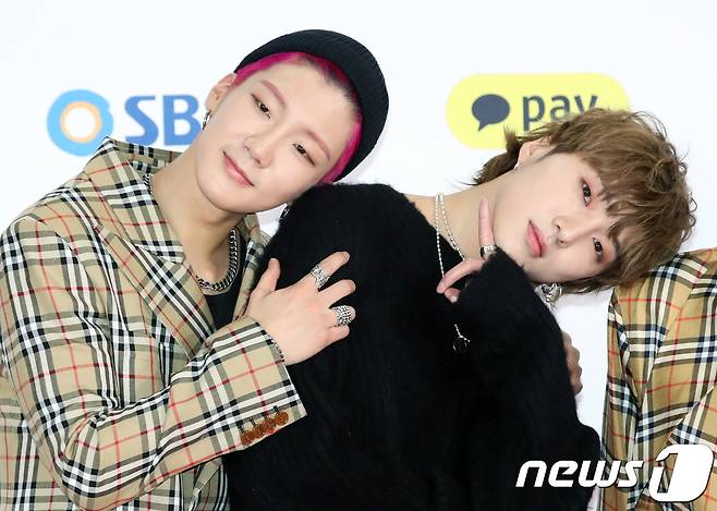 위너 이승훈(왼쪽), 강승윤2018.12.25/뉴스1 © News1