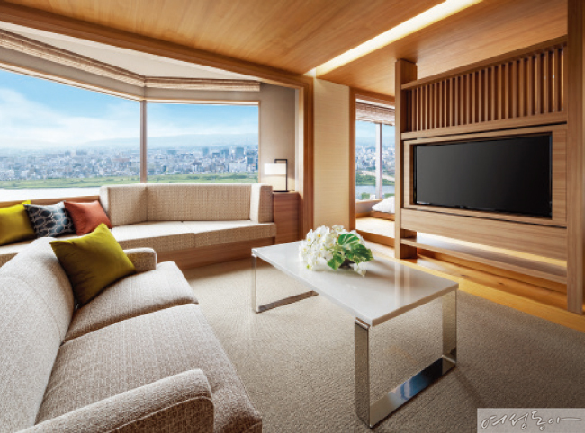 전 객실에 넓고 큰 창문이 있어 오사카의 아름다운 전망을 감상할 수 있다.