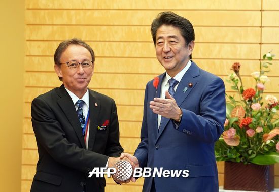 다마키 데니 오키나와현 지사(왼쪽)과 아베 신조 일본 총리/AFPBBNews=뉴스1