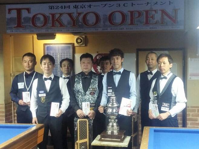 지난해 도쿄오픈에서 우승을 차지한 김형곤(앞줄 오른쪽 두번째)이 입상자들과 기념촬영을 하고 있다. (사진제공=빌플렉스 이병규 대표)
