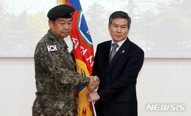【서울=뉴시스】추상철 기자 = 지상작전사령부 창설식이 열린 9일 오전 경기 용인시 지상작전사령부 대강당에서 정경두 국방부장관이 김운용 지상작전사령관에게 지작사기를 전달하고 있다. 2019.01.09. scchoo@newsis.com