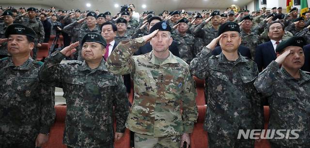 【서울=뉴시스】추상철 기자 = 지상작전사령부 창설식이 열린 9일 오전 경기 용인시 지상작전사령부 대강당에서 박한기 합참의장을 비롯한 내빈이 경례를 하고 있다. 김운용(왼쪽부터) 지상작전사령관, 박한기 합참의장, 로버트 에이브럼스 한미연합사령관, 김용우 육군참모총장, 이병주 한미연합부사령관. 2019.01.09. scchoo@newsis.com