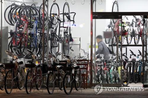 자전거 판매점에서 종사자가 상품을 옮기고 있다. 2018년 고용원이 없는 영세 자영업자는 9만명 가까이 감소했다. [연합뉴스 자료사진]