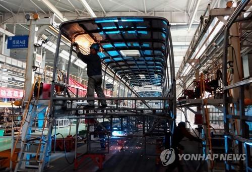 중국 산둥성의 한 전기 자동차 생산 공장 [AFP=연합뉴스]