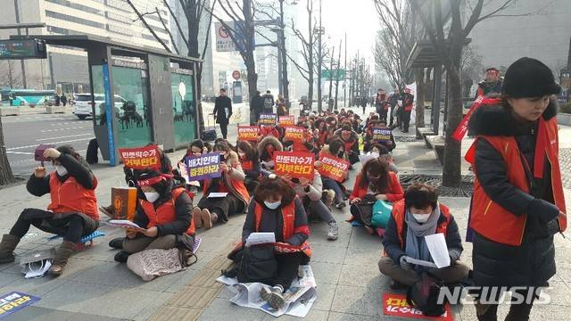 【서울=뉴시스】박채영 수습기자 = 12일 오후 서울 광화문 세종로소공원에서는 민주노총 민주일반연맹 전국사회서비스 일반노동조합이 보건복지부와 장기요양위원회를 규탄하는 집회를 열었다.