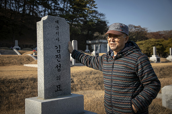 ⓒ시사IN 신선영 김세걸씨가 국립현충원에 안장된 아버지 김진성 선생의 묘를 찾았다. 1998년 가짜 김진성의 묘가 파묘되고 그 자리에 부친의 유해가 이장되었다.