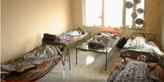인도의 한 대리모 시술 전문 산부인과의 모습. 대리모 여러 명이 병실에 누워있다. [사진 구글베이비 캡처]