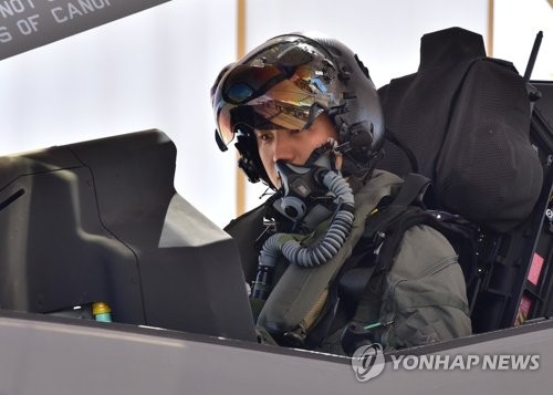 韓공군 조종사, F-35A 첫 단독비행 2018.7.25 [미 공군 제공]