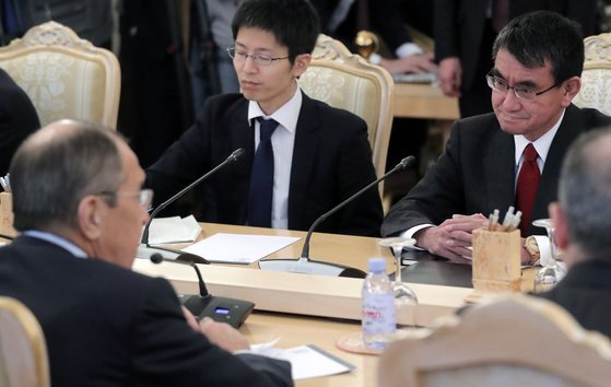 14일 러시아 모스크바에서 고노 일본외상과 라브로프 러시아 외무장관이 회담하고 있다. [EPA=연합뉴스]