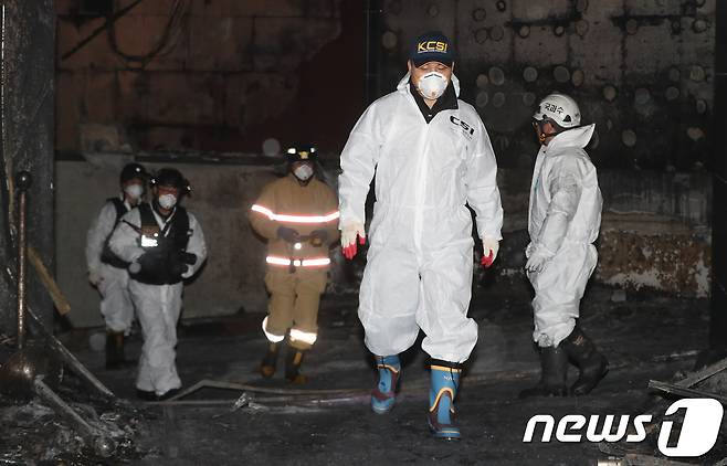 15일 충남 천안시 서북구 쌍용동 라마다앙코르 호텔 화재현장에서 소방, 국립과학수사연구원 등 합동사고 조사반이 화재현장 감식을 마치고 나오고 있다. 지난 14일 오후 4시56분께 천안 라마다앙코르 호텔 지하 1층에서 화재가 발생해 1명이 사망하고, 19명이 중경상을 입었다. 2019.1.15/뉴스1 © News1 주기철 기자