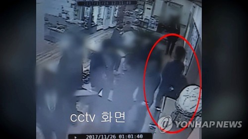 '곰탕집 성추행' 사건 CCTV 장면 [연합뉴스TV 제공]