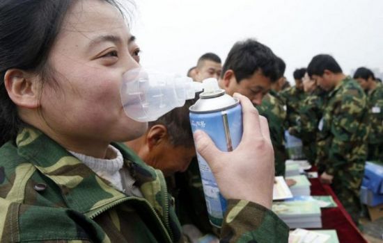 초미세먼지 농도가 높은 중국에서는 산소캔이 마스크 못지 않게 판매되며 큰 인기를 끌고있다. 중국의 산소 판매 시장 규모는 2018년 1.6억 달러(약 1796억 원)에 이를만큼 급성장했다. 사진 = nextshark