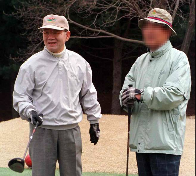 1999년 한 유력 정치인과 골프를 치고 있는 전두환 전 대통령. <한겨레> 자료사진
