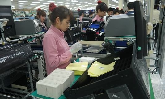 베트남 박닌성 옌퐁공단에 위치한 삼성전자 휴대폰 공장 생산 라인. [뉴스1]