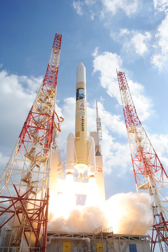 2018년 10월 29일 일본 큐슈(九州) 최남단 가고시마현 다네가시마 우주센터에서 일본 우주항공연구개발기구(JAXA)의 H-IIA 로켓이 불을 뿜고 있다. UAE가 사상 최초로 독자개발한 인공위성 칼리파샛(KhalifaSat)을 고도에 올리기 위한 것이다. 칼리파 샛은 국내 위성제작업체 쎄트렉 아이가 사실상 기술이전을 해 만들어진 것이다. [사진 JAXA]