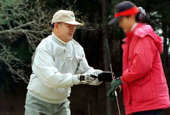 전두환 전 대통령이 1999년 경기도의 한 골프장에서 골프를 치고 있다.  <한겨레> 자료사진