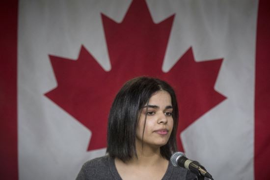 아버지가 강요하는 강제결혼을 피하기 위해  캐나다로 망명한 사우디아라비아 출신 18세 소녀 하라프 알쿠눈이 지난 15일(현지시간) 토론토에서 기자회견을 갖고 있다. AP뉴시스
