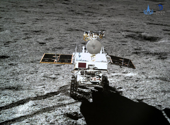 중국의 달 탐사선 ‘창어 4호’에서 찍은 탐사로봇 ‘위투 2호’. 2019.1.15 중국 우주항천국