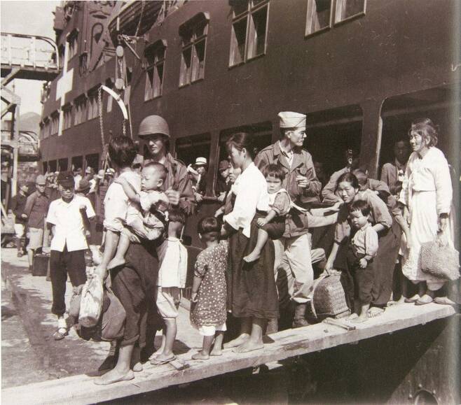 일본에서 귀환하는 동포들은 미군의 지참금 제한 조처로 그나마 모았던 재산도 대부분 두고 와야 했다. 1945년 10월2일 일본에서 부산으로 귀국하는 동포들의 모습. 일부는 맨발이다. 국사편찬위 우리역사넷