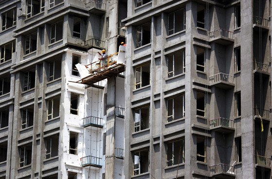 중국 베이징의 한 아파트 공사 현장. [로이터=연합뉴스]