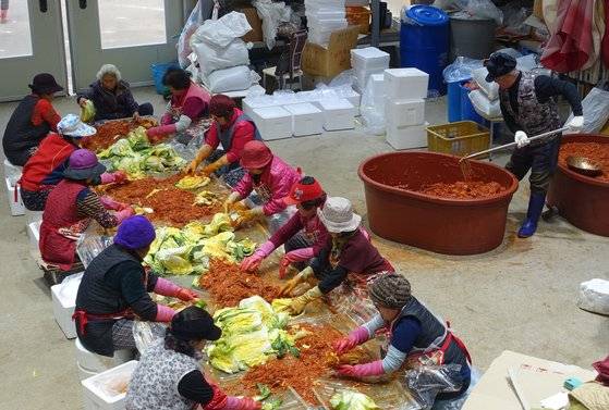 800포기 김장을 동네 아주머니 12명이 버무리는데 5시간 30분이 걸렸다. 김장 품앗이 풍속은 사라졌고 수고비를 받고 일을 돕는다고 한다. 현상록 선장은 양이 너무 많아 덜 버무려진 양념을 쇠스랑으로 틈틈이 젓는다.