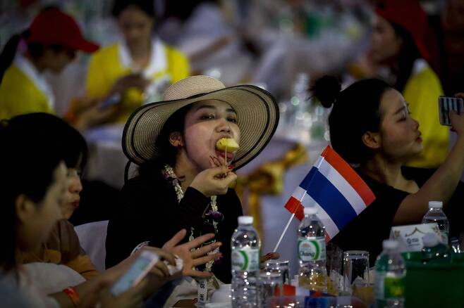 지난 20일 오후 망고음식을 즐기는 유커들. 태국은 유커들이 두번째로 많이 찾는 관광국이다.[AP=연합뉴스]