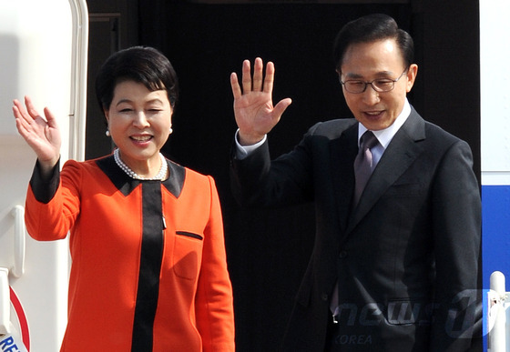 2011년 10월11일 이명박 당시 대통령과 부인 김윤옥 여사가 미국을 국빈 방문하기 위해 경기 성남 서울공항을 통해 출국하며 손을 흔들어 인사하고 있다.