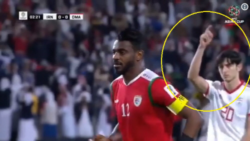 이란 공격수 사르다르 아즈문(노란 원)이 지난 21일(이하 한국시간) 아랍에리미트(UAE) 아부다비에서 열린 2019 아시아축구연맹(AFC) 아시안컵 16강 오만전에서 전반 페널티킥을 내줬을 때 키커의 방향을 예측, 골키퍼에게 전달하고 있다. 캡처 | 아시안컵 공식 트위터