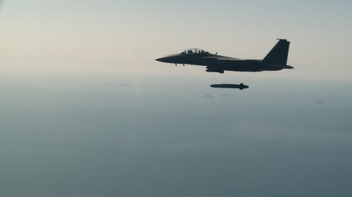 공군 F-15K 전투기에서 타우러스 미사일이 발사되고 있다. 공군 제공