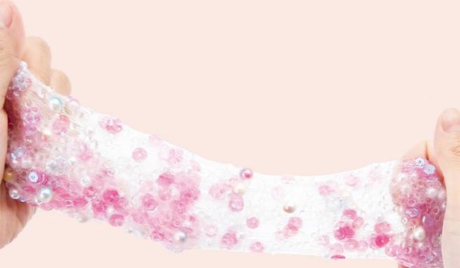 슬라임(액체괴물). 어린이는 물론이고 어른들 사이에서도 큰 인기를 끌었던 슬라임이 유해성 논란에 휩싸였다. - 동아사이언스DB