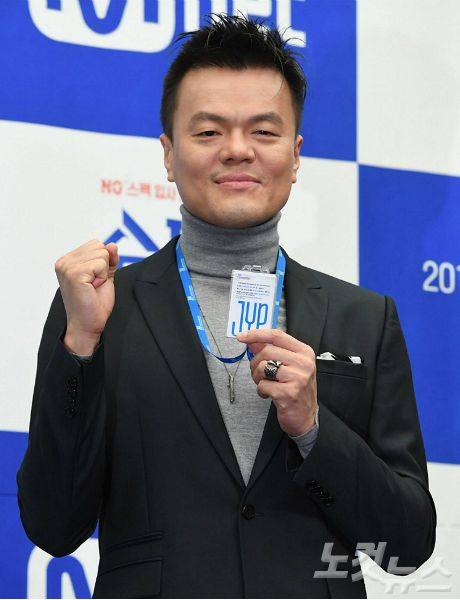 JYP엔터테인먼트 박진영 CCO가 24일 오후 서울 마포구 스탠포드호텔에서 열린 No스펙 입사 프로젝트 ‘Mnet 슈퍼인턴’ 제작발표회‘ 에 참석해 포토타임을 갖고 있다. (사진=황진환 기자)