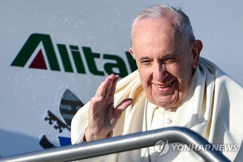 프란치스코 교황이 23일 로마 피우미치노 공항에서 파나마로 향하는 비행기를 타기 전에 인사를 하고 있다. [AFP=연합뉴스]