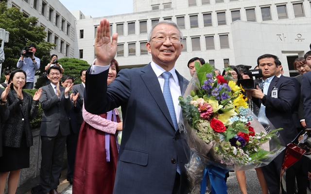 양승태 전 대법원장이 2017년 9월22일 퇴임식을 마친 뒤 대법원 청사 앞에서 직원들에게 인사하고 있다. 한겨레 신소영 기자