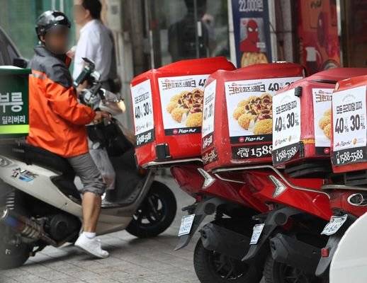 배달 앱 전성시대다. 배달만 전담하던 직원들도 일한 만큼 더 벌 수 있는 배달대행업체로 발길을 돌리고 있다. 오종택 기자
