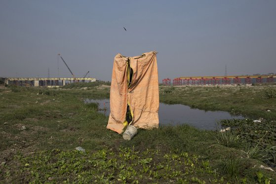 인도 뉴델리의 야뮤나 강변에 임시 화장실이 지어져 있다. [AP=연합뉴스]