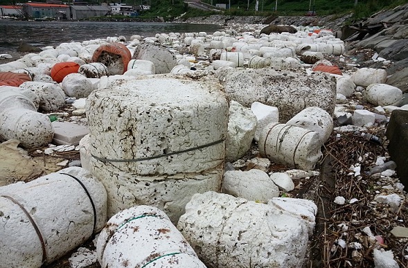 양식장에서 쓰이는 스티로폼 부자. 이것이 우리나라 바다쓰레기 중에 큰 비중을 차지하고 있다. /사진 제공=오션