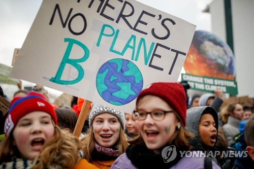 "지구B는 없다"…독일 석탄위원회 회의장 앞에서 열린 석탄화력발전 퇴출요구 시위 [베를린 AFP=연합뉴스]