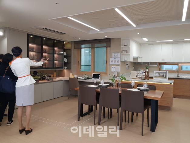 서울 광진구 화양동 일대에 지어지는 ‘e편한세상 광진 그랜드파크’ 모델하우스 내 전용 84㎡A 유니트 주방. 기본적으로 방이 설치되지만 유상옵션으로 주방을 넓게 쓸 수 있다.