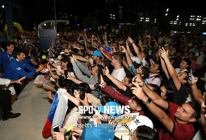 ▲ 멜버른파크에서 조코비치의 우승을 축하하는 세르비아 국민과 테니스 팬들 ⓒ Gettyimages