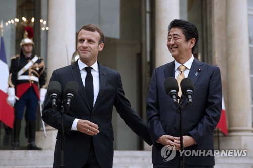지난해 10월 17일 엘리제궁에서 만난 에마뉘엘 마크롱 프랑스 대통령(왼쪽)과 아베 신조 일본 총리  [EPA=연합뉴스]