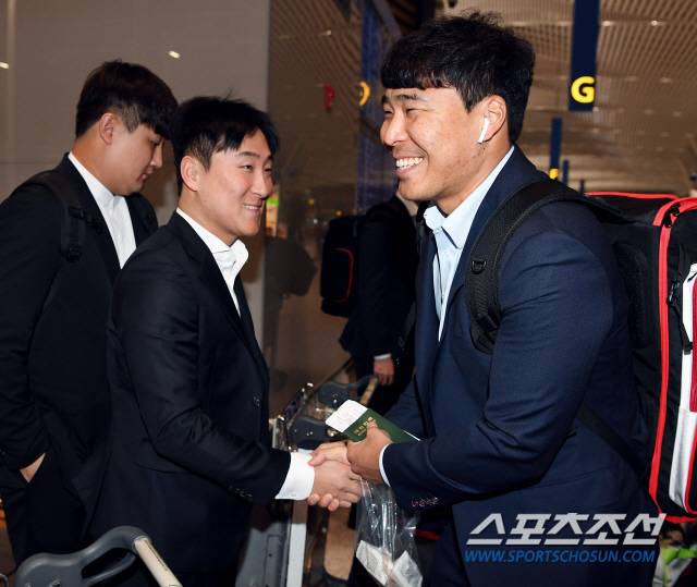 SK 와이번스 야구단이 스프링캠프 훈련을 떠났다. 30일 오전 인천공항에 도착한 SK 선수단이 전지훈련지인 미국 마이애미로 출국했다. 한동민이 SK에 새로 둥지를 튼 배영섭과 반갑게 인사하고 있다. 인천공항=정재근 기자 cjg@sportschosun.com/2019.01.30/