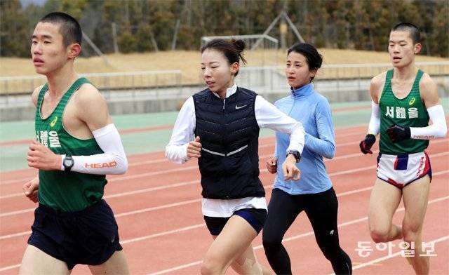 모교인 서울체고 남자 후배들과 함께 트랙을 달리고 있는 안슬기(왼쪽에서 두 번째)와 김도연. 진도=박영철 기자 skyblue@donga.com