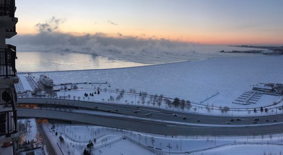 31일 얼음으로 뒤덮인 미시간호 수면 위로 얼어붙은 안개가 피어오르고 있다. [REUTERS=연합뉴스]